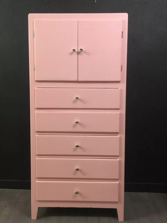 Armoire rose